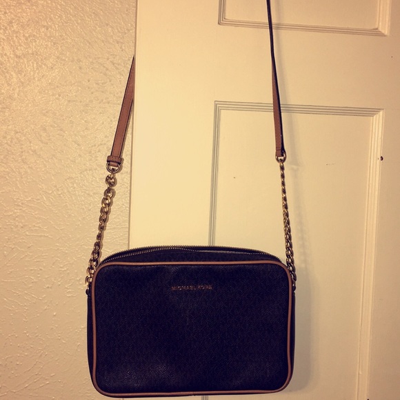 Iike New Michael Kors Crossbody - Picture 1 of 4